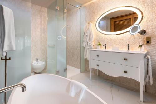 Habitación doble Lujo Balcón o Terraza Superior Vista Patio Premium del hotel Santa Catalina a Royal Hideaway. Foto 3