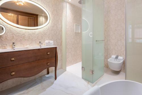 Habitación familiar Lujo Vista Patio Premium Sofá Cama incluido 1 Cama super king del hotel Santa Catalina a Royal Hideaway. Foto 1