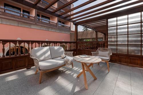 Habitación familiar Lujo Vista Patio Premium Sofá Cama incluido 1 Cama super king del hotel Santa Catalina a Royal Hideaway. Foto 3