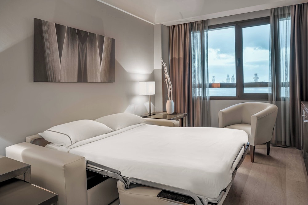Suite junior, 1 cama de matrimonio grande con sofá cama del hotel Ac Iberia Las Palmas. Foto 4