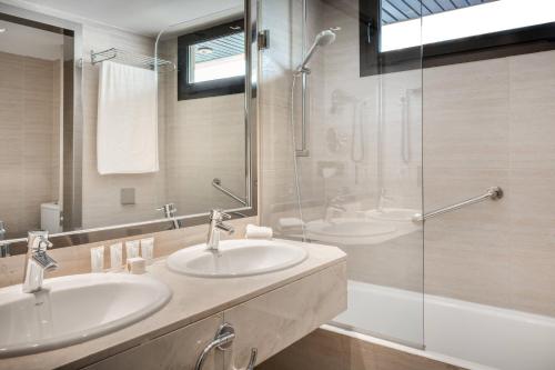 Habitación Estándar con 1 cama grande y balcón con vistas del hotel Ac Iberia Las Palmas. Foto 3