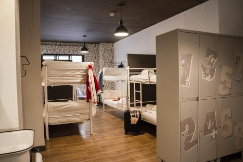 Cama Individual en una habitación compartida para mujeres con 8 camas y baño privado  del hotel Room00 Ventura