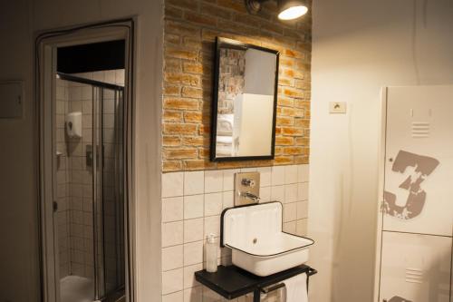 Habitación Familiar con baño privado del hotel Room00 Ventura
