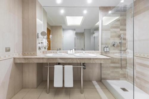 Junior suite 1 Cama king Sofá Cama incluido del hotel Elba Vecindario Aeropuerto Business & Convention Hotel. Foto 5