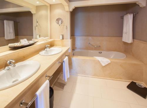 Suite Junior del hotel Lopesan Villa Del Conde Resort and Thalasso. Foto 6