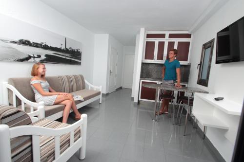 Apartamento Vista Jardín Balcón o Terraza Superior Sofá Cama incluido 2 Camas individuales kitchenette del hotel Apartments Turbo Club. Foto 1