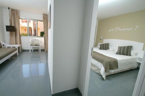 Apartamento Vista Jardín Balcón o Terraza Superior Sofá Cama incluido 2 Camas individuales kitchenette del hotel Apartments Turbo Club. Foto 6