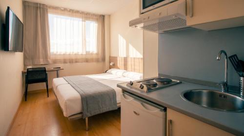 Habitación Doble con zona de cocina - 1 o 2 camas del hotel Vertice Roomspace Madrid. Foto 2
