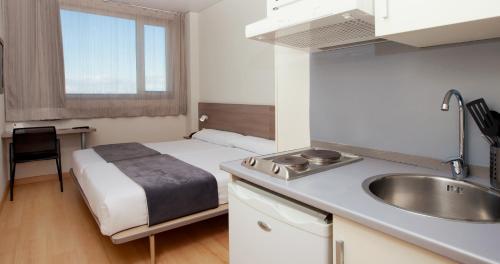 Habitación Doble con zona de cocina - 1 o 2 camas del hotel Vertice Roomspace Madrid. Foto 1