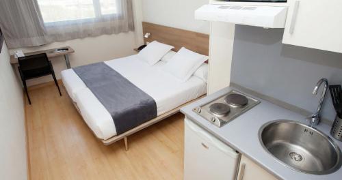 Habitación Doble con zona de cocina - 1 o 2 camas del hotel Vertice Roomspace Madrid. Foto 2