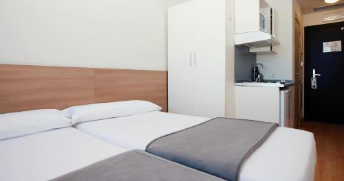 Habitación Doble con zona de cocina - 1 o 2 camas del hotel Vertice Roomspace Madrid. Foto 3