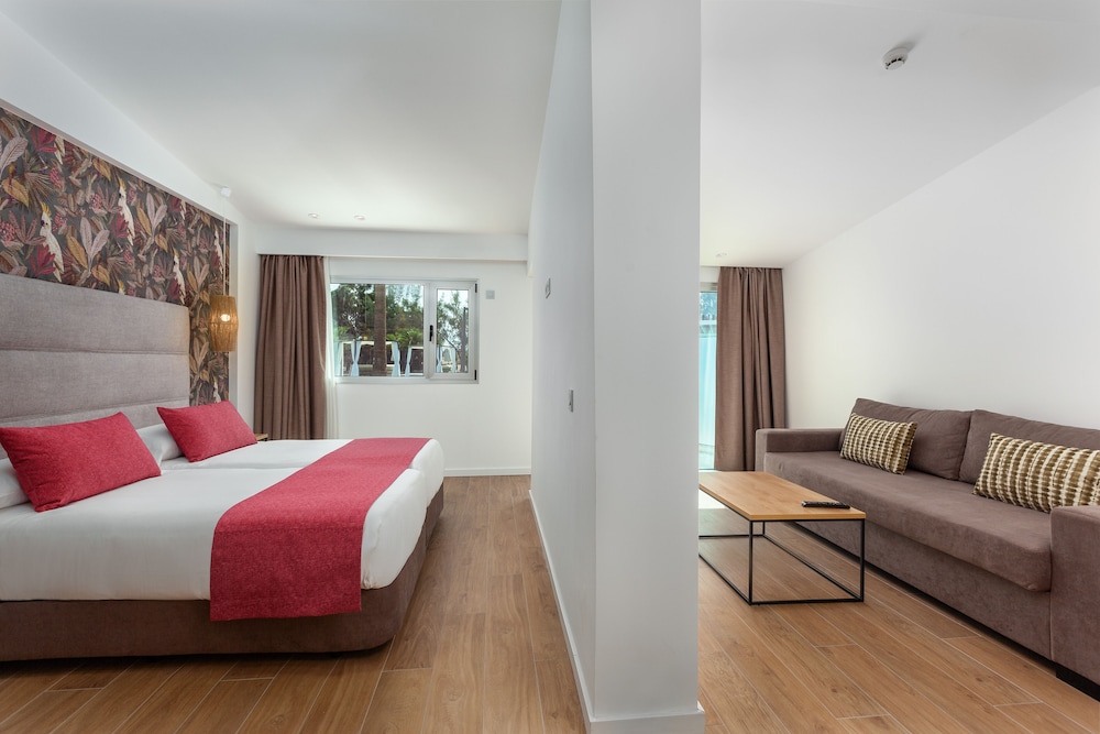 Suite, terraza del hotel Kumara Serenoa By Lopesan Hotels. Foto 1