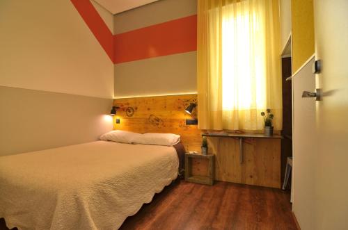 Habitación Doble con baño del hotel Far Home Atocha. Foto 4