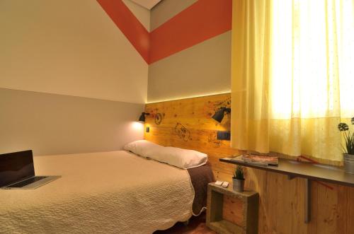 Habitación Doble con baño del hotel Far Home Atocha. Foto 5