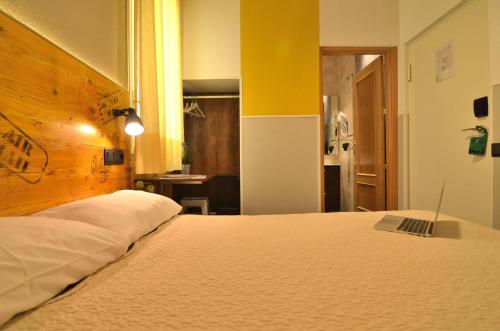 Habitación Doble con baño del hotel Far Home Atocha. Foto 6