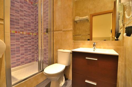 Habitación Doble con baño del hotel Far Home Atocha. Foto 7