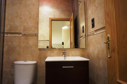 Habitación Doble con baño del hotel Far Home Atocha. Foto 8