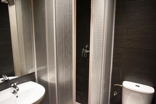 Habitación Doble con baño compartido - 2 camas del hotel Far Home Atocha. Foto 2
