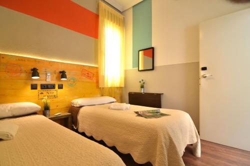 Habitación Doble con baño compartido - 2 camas del hotel Far Home Atocha. Foto 5