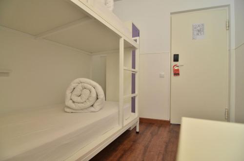 Habitación Doble Económica con baño compartido del hotel Far Home Atocha. Foto 2
