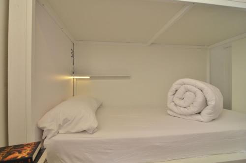 Habitación Doble Económica con baño compartido del hotel Far Home Atocha. Foto 5