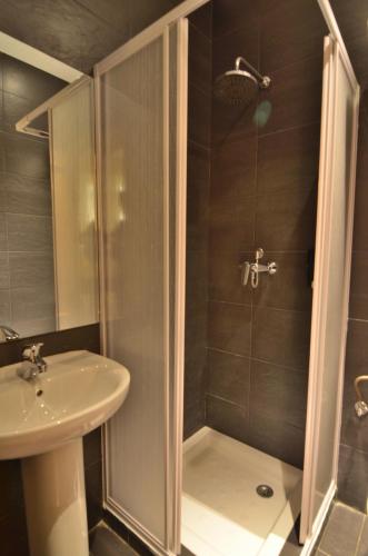 Habitación Triple con baño privado del hotel Far Home Atocha. Foto 6