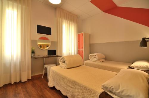 Habitación Triple con baño compartido del hotel Far Home Atocha. Foto 1