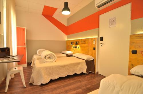 Habitación Triple con baño compartido del hotel Far Home Atocha. Foto 4