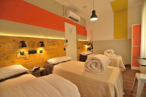 Cama en habitación compartida femenina de 3 camas del hotel Far Home Atocha