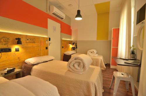 Cama en habitación compartida femenina de 3 camas del hotel Far Home Atocha. Foto 2