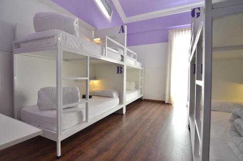 Cama en habitación compartida mixta de 8 camas del hotel Far Home Atocha
