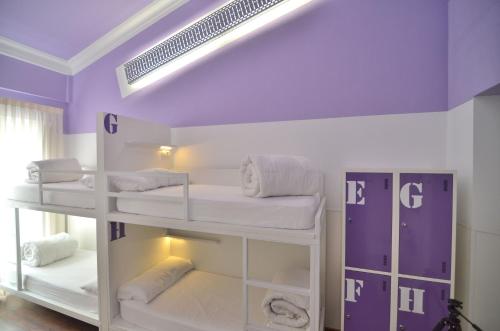 Cama en habitación compartida mixta de 8 camas del hotel Far Home Atocha. Foto 2