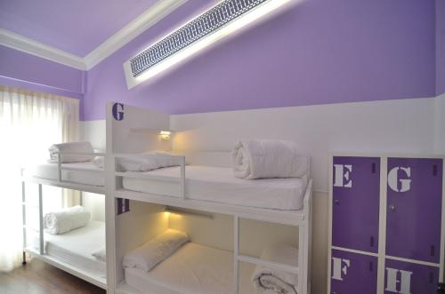 Cama en habitación compartida mixta de 8 camas del hotel Far Home Atocha. Foto 3