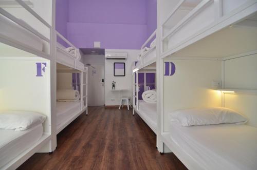 Cama en habitación compartida mixta de 8 camas del hotel Far Home Atocha. Foto 4