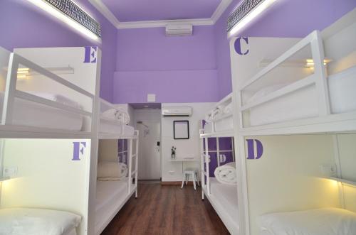 Cama en habitación compartida mixta de 8 camas del hotel Far Home Atocha. Foto 5