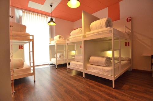 Cama en habitación compartida mixta con 8 camas y baño del hotel Far Home Atocha