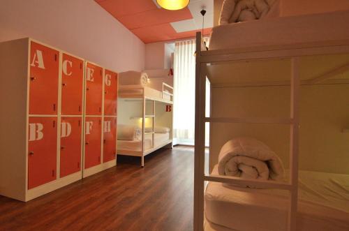 Cama en habitación compartida mixta con 8 camas y baño del hotel Far Home Atocha. Foto 4