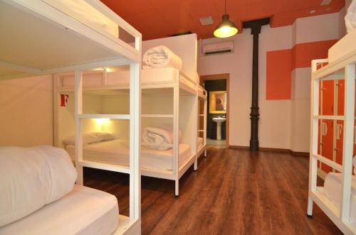 Cama en habitación compartida mixta con 8 camas y baño del hotel Far Home Atocha. Foto 6