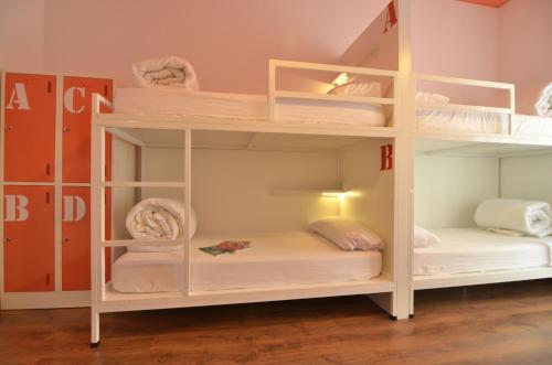 Cama en habitación compartida mixta de 6 camas del hotel Far Home Atocha. Foto 2