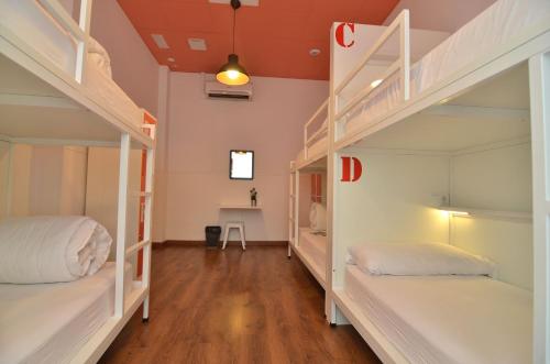 Cama en habitación compartida mixta de 6 camas del hotel Far Home Atocha. Foto 3