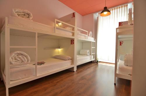 Cama en habitación compartida mixta de 6 camas del hotel Far Home Atocha. Foto 4