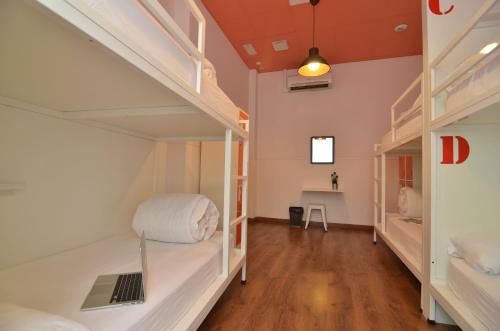 Cama en habitación compartida mixta de 6 camas del hotel Far Home Atocha. Foto 5
