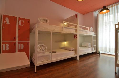 Cama en habitación compartida femenina de 6 camas del hotel Far Home Atocha