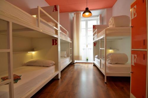 Cama en habitación compartida femenina de 6 camas del hotel Far Home Atocha. Foto 4