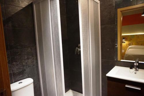 Cama en habitación compartida femenina con 6 camas y baño del hotel Far Home Atocha. Foto 1