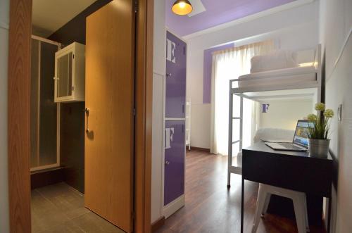 Cama en habitación compartida femenina con 6 camas y baño del hotel Far Home Atocha. Foto 6