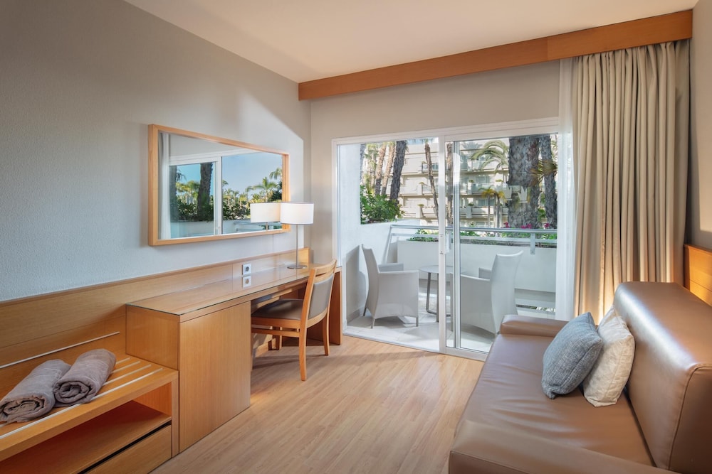 Habitación doble Balcón o Terraza Vista Patio Sofá Cama incluido 2 Camas individuales del hotel Maspalomas Princess. Foto 2