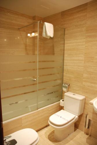 Habitación Doble con Cama supletoria del hotel Los 5 Pinos. Foto 1