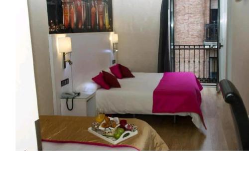 Habitación Familiar con balcón del hotel Olmedo. Foto 4