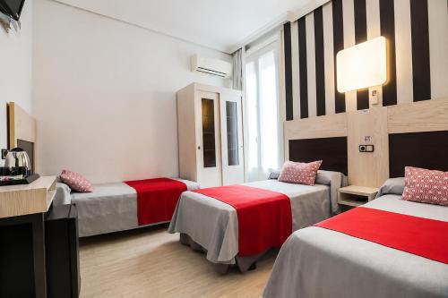 Habitación Triple del hotel Castilla I - Atocha. Foto 3